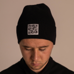 Шапка з білим QR-патчем