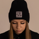 Шапка з білим QR-патчем